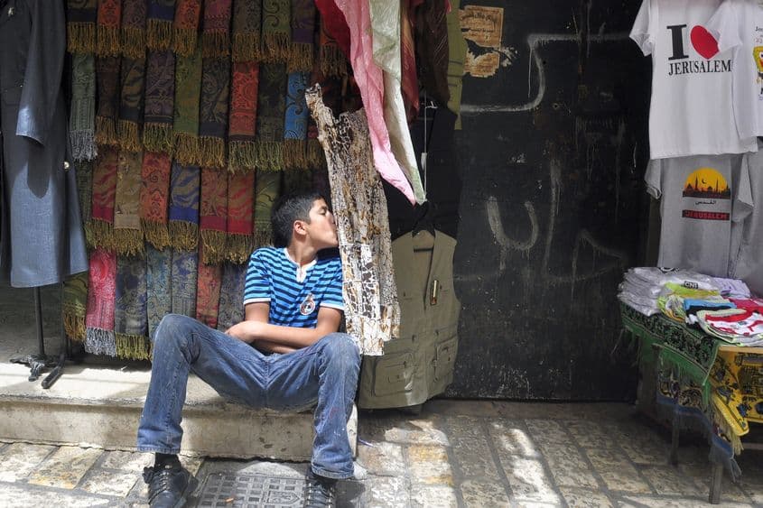 Un tânăr palestinian în fața magazinului familiei, undeva în cartierul musulman.