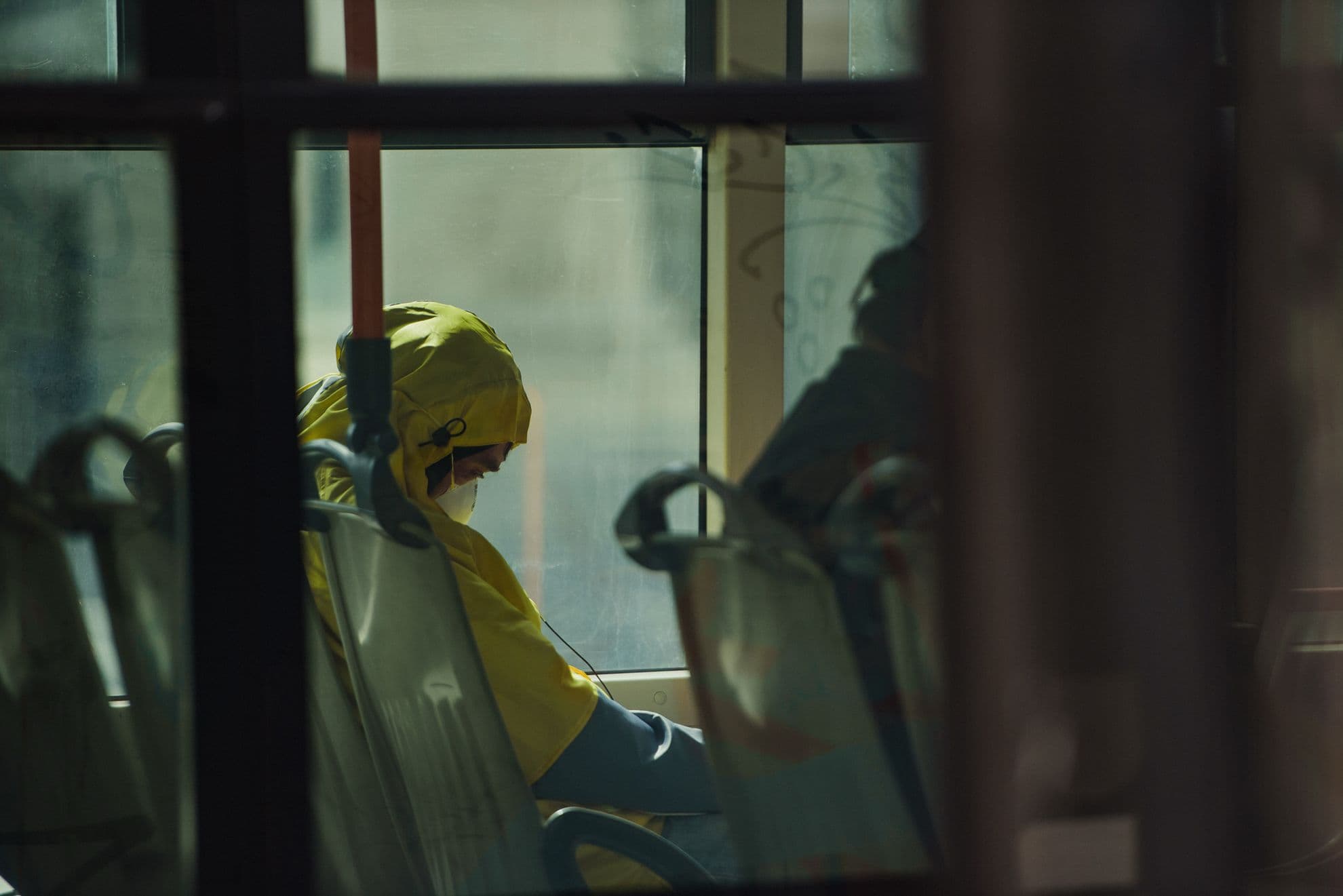 Unii bucureșteni se protejează mai bine ca alții de coronavirus în troleibuzele STB. Foto: Ioana Epure