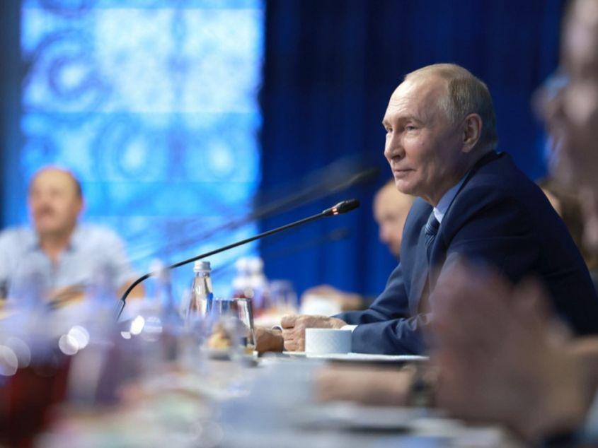 Moscova își planifică bugetul în avans, în cicluri de câte trei ani, cu ajustări bugetare anuale. foto: veridica.ro / © EPA-EFE/VYACHESLAV PROKOFYEV/SPUTNIK/KREMLIN / POOL