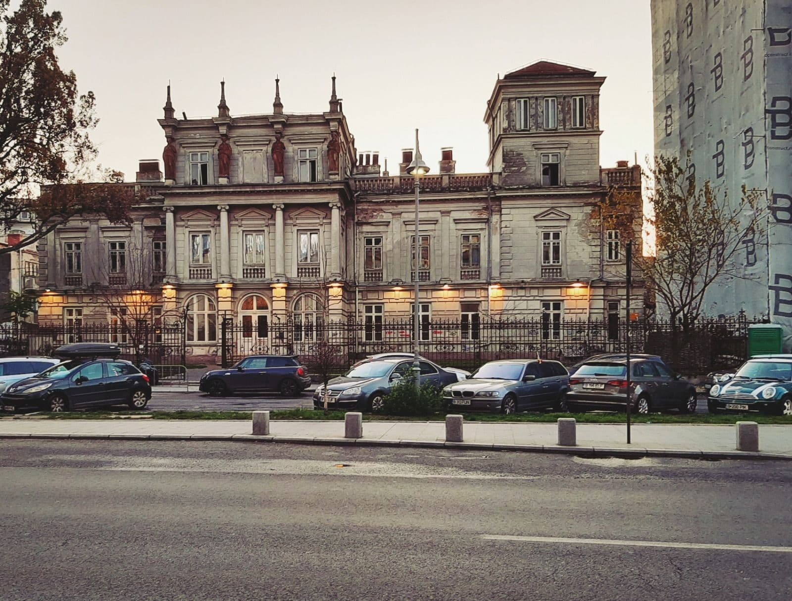 Monumentele de arhitectură de pe Calea Victoriei sunt lăsate în paragină, iar lângă unele dintre ele sunt în pregătire proiecte imobiliare care le-ar înconjura de betoane. Foto: Tudor Chira