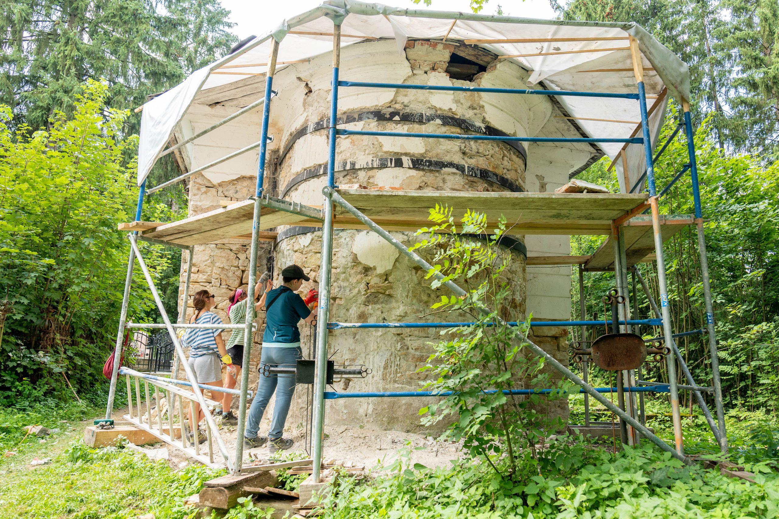 Șantierul din cimitirul romano-catolic din Roșia Montană. Foto: Raul Ștef (c)