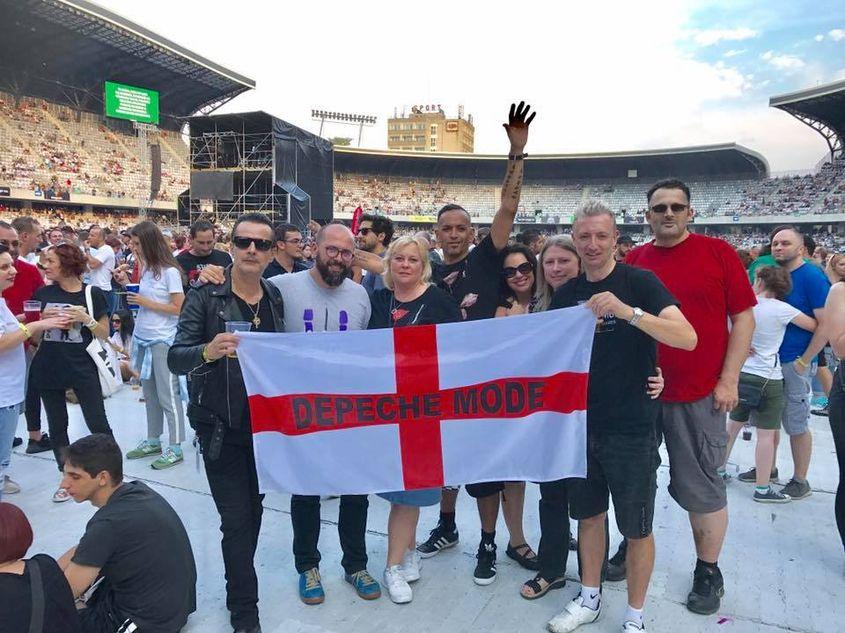 Cristi (al doilea din stânga), alături de prietenii săi britanici, la concertul Depeche de la Cluj. Foto: Arhiva personală