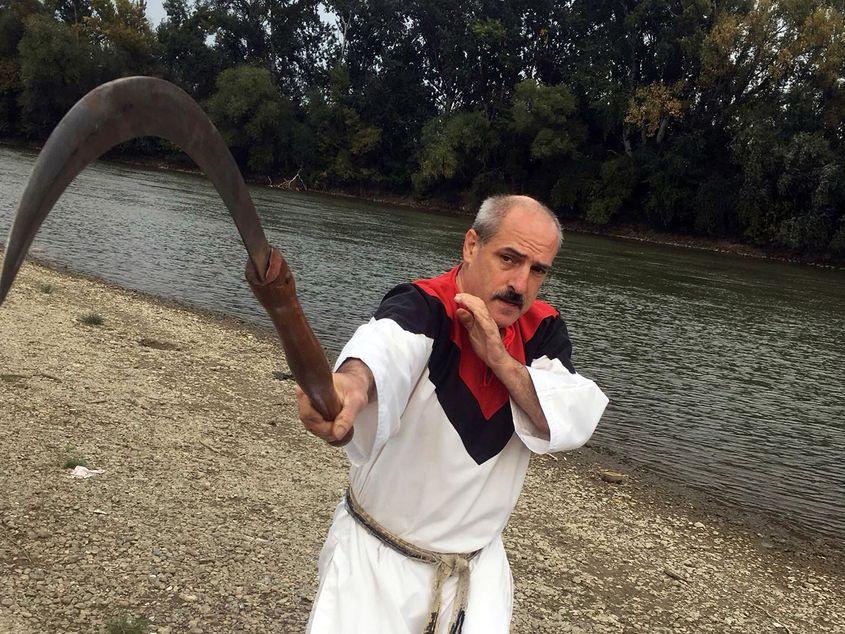 Sensei Gabriel Bücher, cu o sabie-seceră dacică. Foto: Arhiva personală