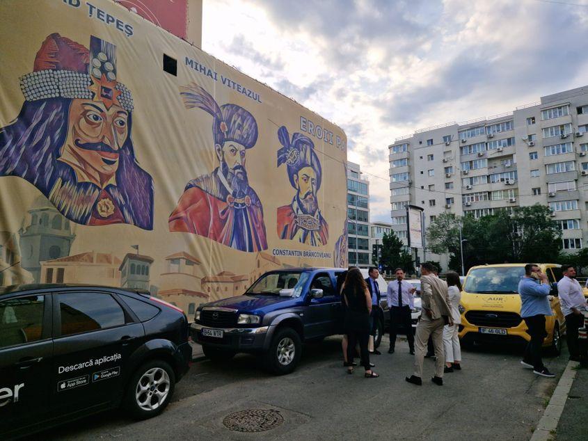 La sediul AUR, aproape că nu există perete pe care să nu fi fost pictat un personaj sau un eveniment istoric. Foto: Răzvan Filip