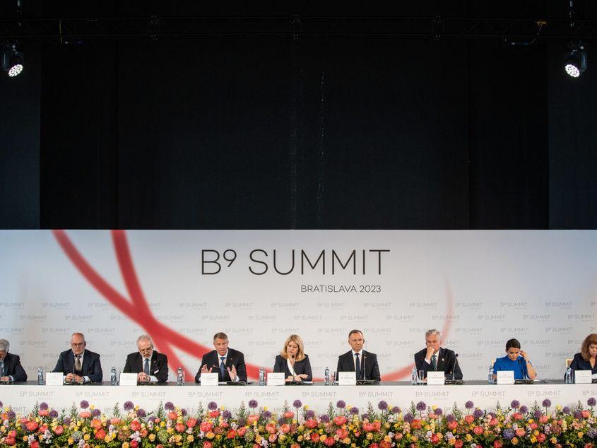 Președintele ceh Petr Pavel, președintele estonian Alar Karis, președintele leton Egils Levits, președintele român Klaus Iohannis, președintele slovac Zuzana Caputova, președintele polonez Andrzej Duda, președintele lituanian Gitanas Nauseda, președintele ungar Katalin Novak și vicepreședintele bulgar Iliana Iotova la conferința de presă de după summitul formatului București 9 din Bratislava, Slovacia, 6 iunie 2023. Liderii B9 se întâlnesc în mod regulat din 2015 pentru a-și alinia pozițiile înaintea summiturilor NATO. EPA/JAKUB GAVLAK