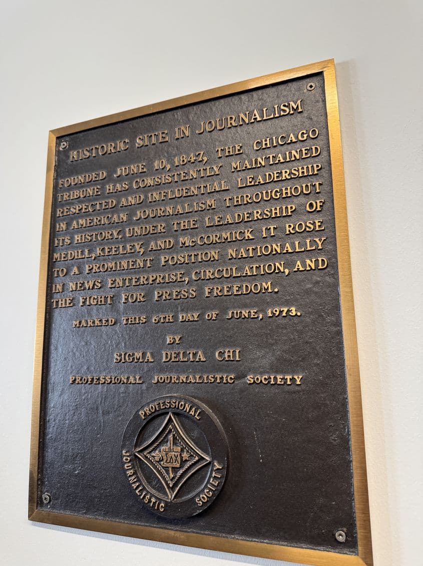Placă Chicago Tribune, unul dintre cele mai vechi ziare din Chicago FOTO: Laura Popa
