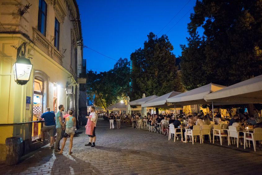 Terasele din Piaţa Muzeului, zonă pietonală.