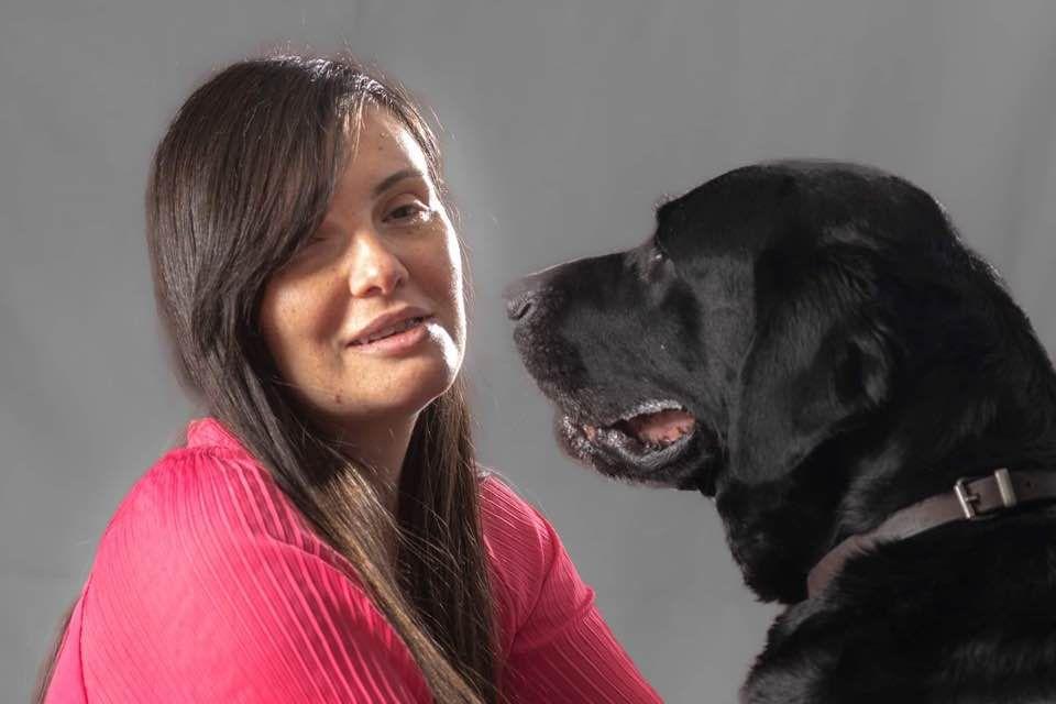 Simona Smultea și Chilli, câinele ei ghid. Sursa: arhiva personală