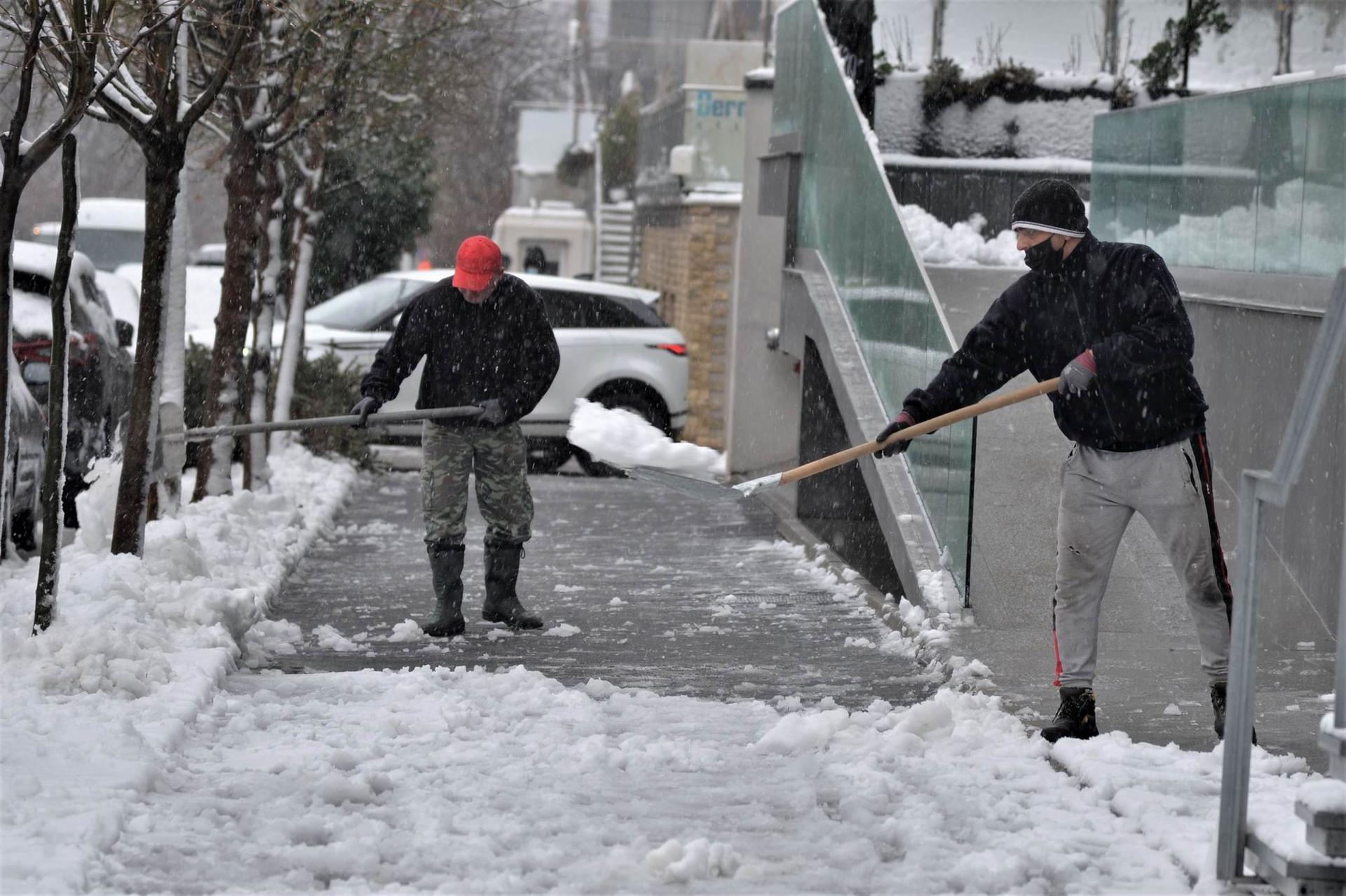 Curățarea trotuarului de zăpadă pe strada Zăgazului, cartier Aviației. Foto Lucian Muntean