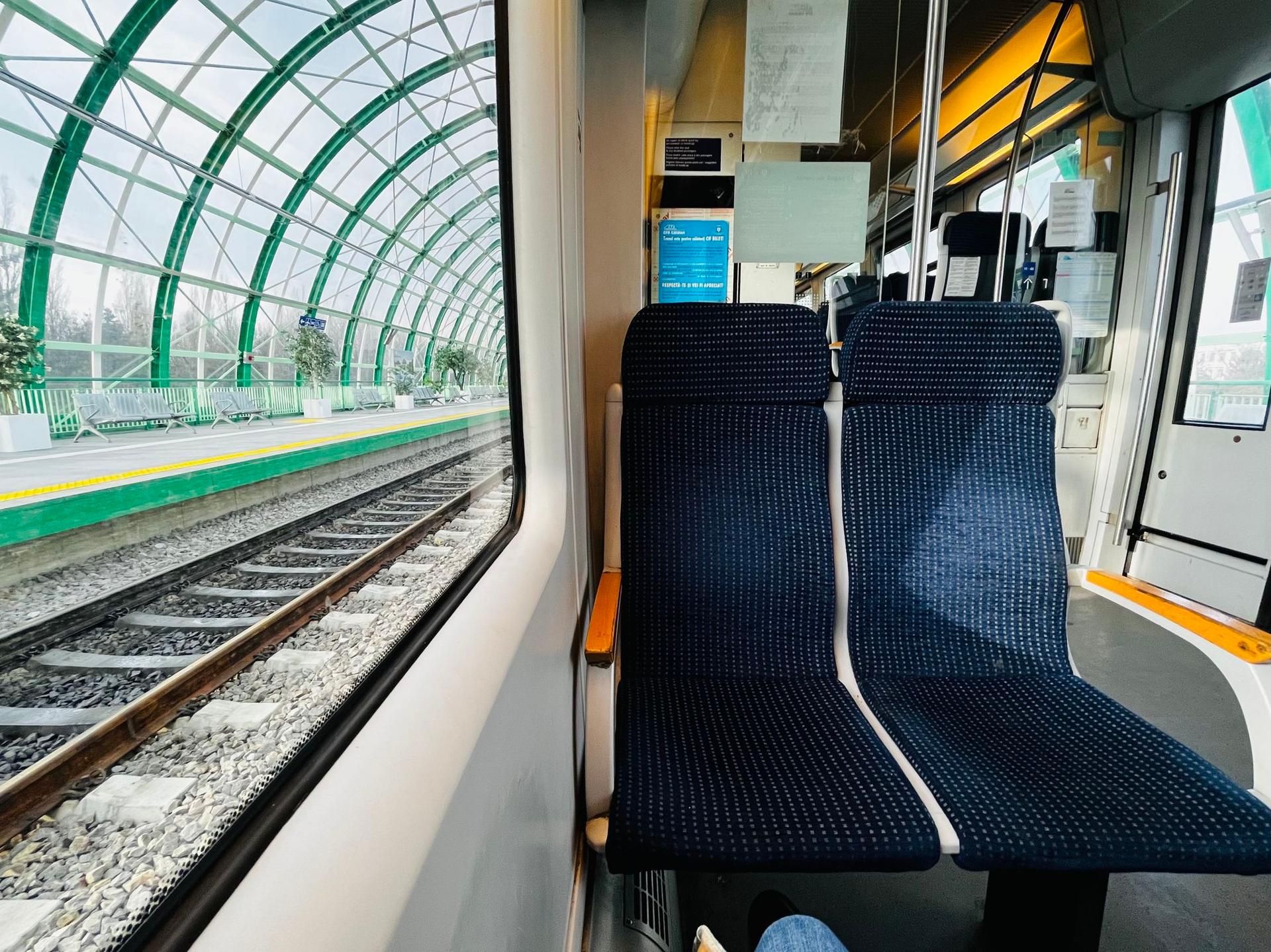 Trenul metropolitan București-Otopeni, la plecarea din gara aeroportului Henri Coandă. Foto: Ioana Epure
