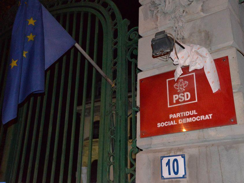 Sediul PSD, în timpul protestului de duminică seară. Foto: Lucian Muntean