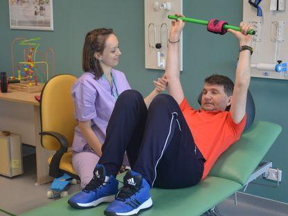 Septembrie 2017. Cristi Coroian, ajutat de o fiziokinetoterapeută de la Polaris Medical.