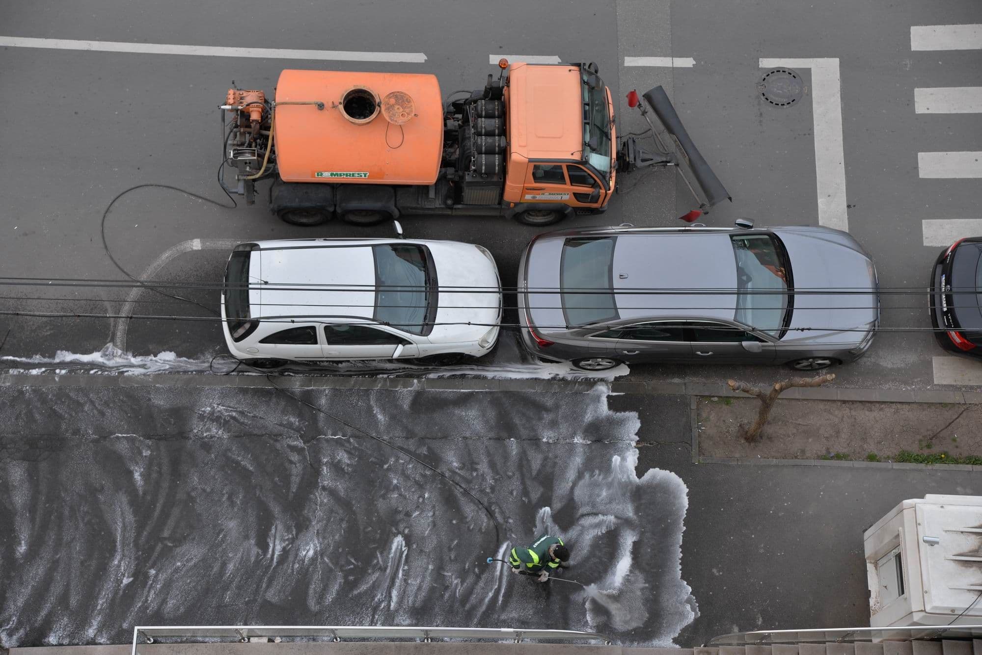 Un echipaj de la salubritate, Romprest, dezinfectează pe timp de pandemie trotuarul pe strada Zăgazului din Sectorul 1, București, duminică, 29 martie 2020. Peste opt luni, <a target="_blank" rel="noreferrer noopener" href="https://pressone.ro/cum-a-lasat-pandemia-sectorul-1-cu-gunoiul-la-poarta" target="_blank">primăria S1 avea să rămână fără bani „din cauza excesului de zel”</a> făcut la curățenie. Foto Lucian Muntean