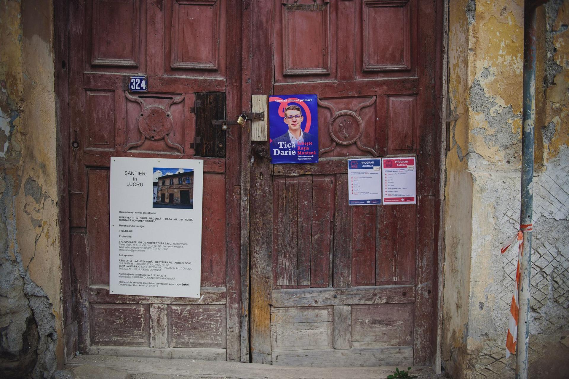 Programul autobuzelor și afișele electorale ale lui Tică, pe clădirile din Roșia Montană