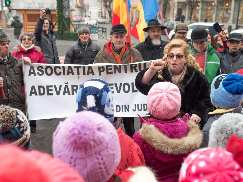 Cristina Popa, dirijându-şi elevii la comemorarea din Piaţa Unirii. Foto: Raul Ştef