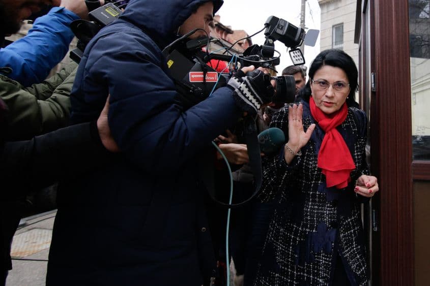 Ecaterina Andronescu în 2017 după ce a fost audiată în calitate de martoră la DNA, în dosarul privind Baza „Cutezătorii”. Fosta ministră a Educației a dat explicații în ancheta referitoare la prelungirea cu 25 de ani a contractului de închiriere prin care baza sportivă și de agrement pentru copii, aflată în proprietatea statului, ajunsese în folosința Fundației „Dinu Pescariu”. Foto: Inquam Photos /George Călin