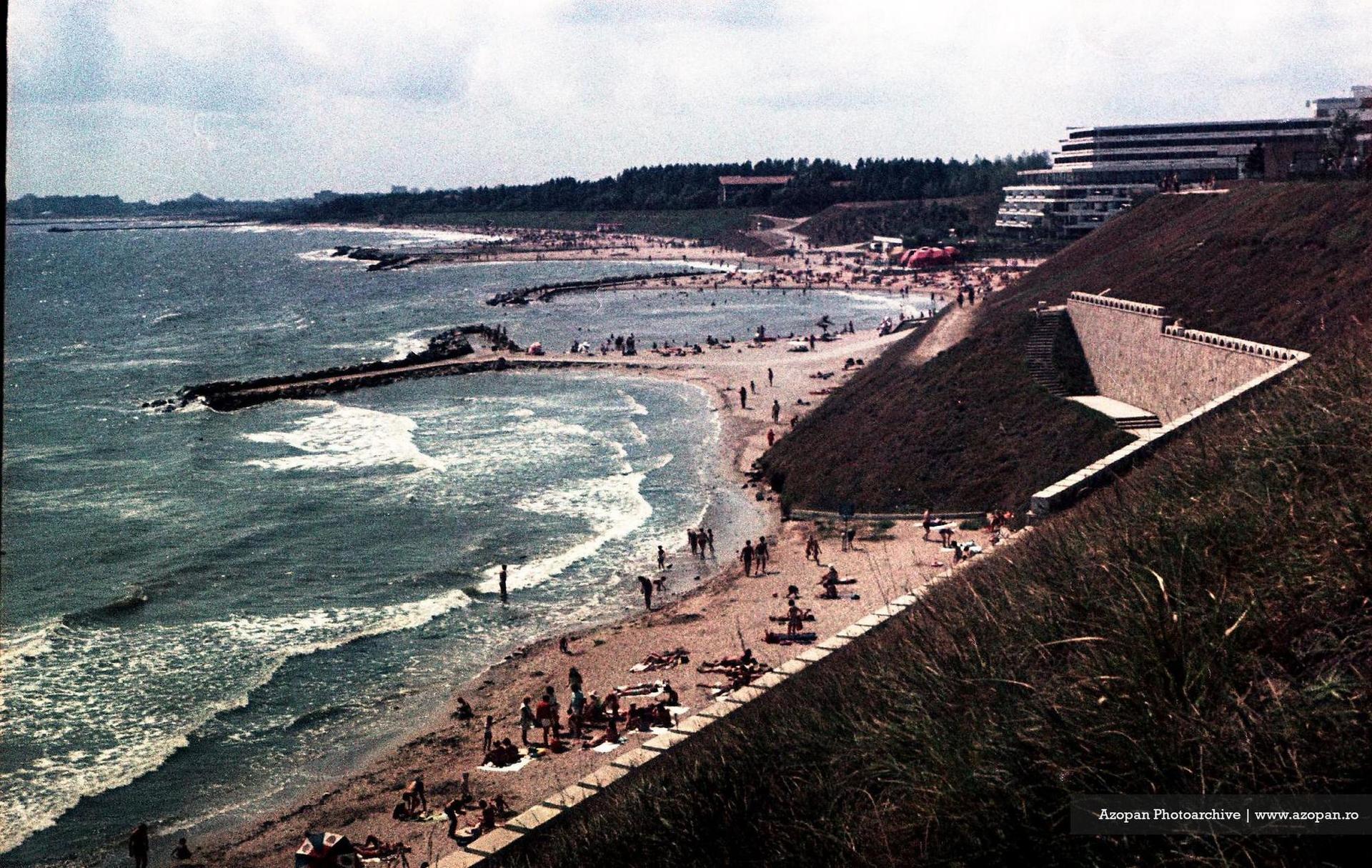 Faleza înaltă de la Olimp a fost transformată în promenadă, iar pe linia naturală a golfurilor a fost creat un ansamblu arhitectural amintind de stațiunile franceze ale anilor 60. Foto: Lorand Bach - Fototeca Azopan