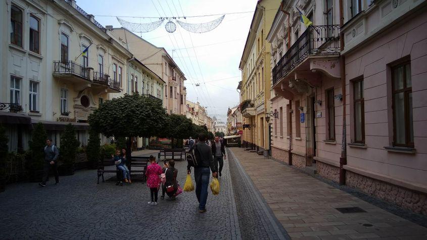 Cât e Cernăuțiul de Cernăuți, la frizerii nu se ridică peste Dorohoi: tot puține sunt, și mai toate închise.