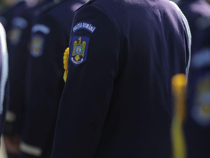 “LEX ET HONOR”: Pentru ochii publicului, Academia de Poliție e-n sărbătoare: promoția tocmai 2019 a depus, la 20 iulie, jurământul de credință. În culise însă, 16 universitari care i-au format pe proaspeții absolvenți sunt suspectați că și-ar fi întemeiat carierele didactice pe o uriașă fraudă academică. FOTO: OCTAV GANEA / Inquam Photos