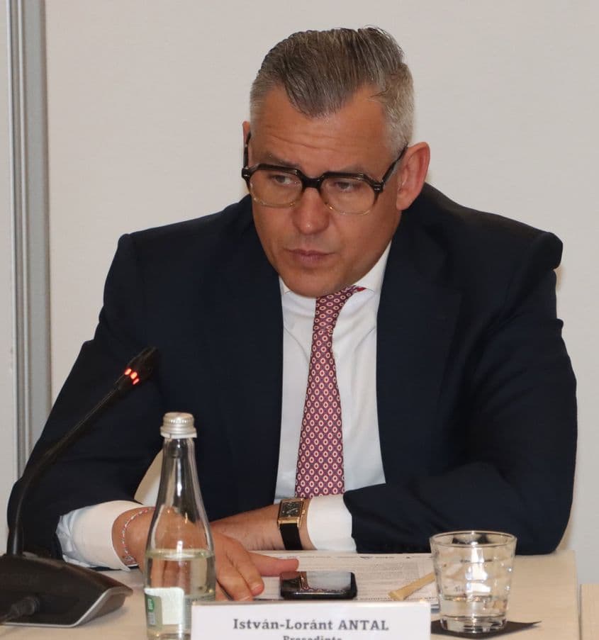 Senatorul UDMR István-Loránt Antal susține că a fost invitat să facă deplasarea în Mykonos de Camera de Comerț și Industrie a Românie. Foto: Facebook / Lorant