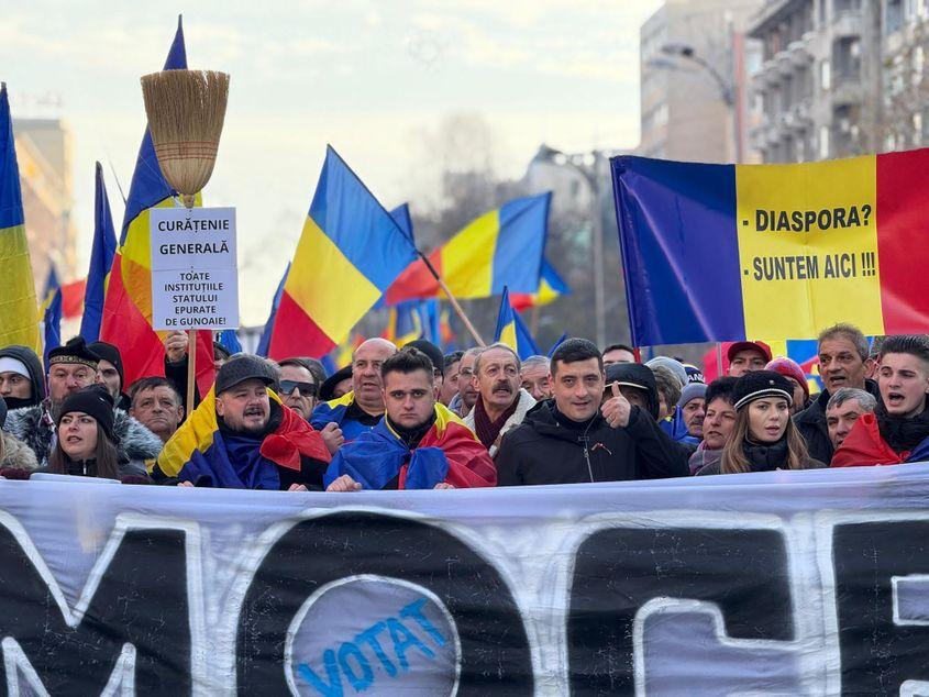 Deși insistă că este un simplu simpatizant, Robert Uleia (centrul imaginii) apare cot la cot cu George Simion în mai multe fotografii de la protestele AUR. Sursă: Facebook