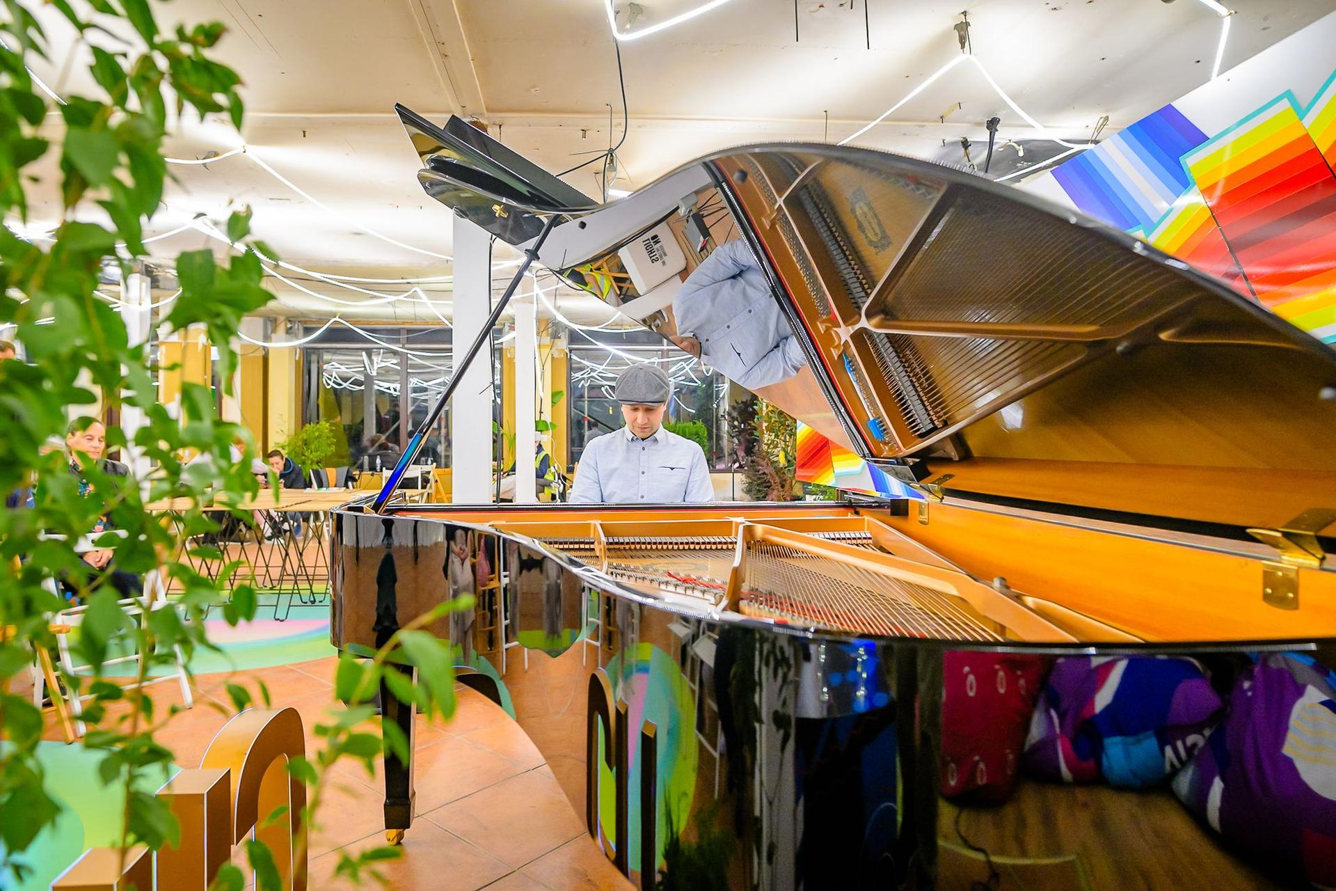 Pianistul Bogdan Vaida (Classic Unlimited) a concertat în cadrul celui de-al doilea Night Gig, ce a avut loc la The Lighthouse, într-un cadru intim. La Night Gigs, ai parte de evenimente surpriză la care nu știi unde mergi: afli doar în ziua evenimentului locația și la fața locului descoperi despre ce este vorba.