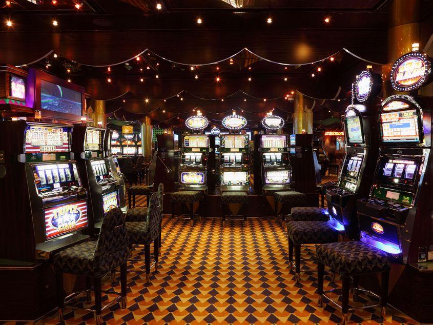 În România se estimează că ar fi în jur de 100.000 de persoane dependente de jocurile de noroc. Foto: ID 26337298 © Pavel Losevsky | Dreamstime.com