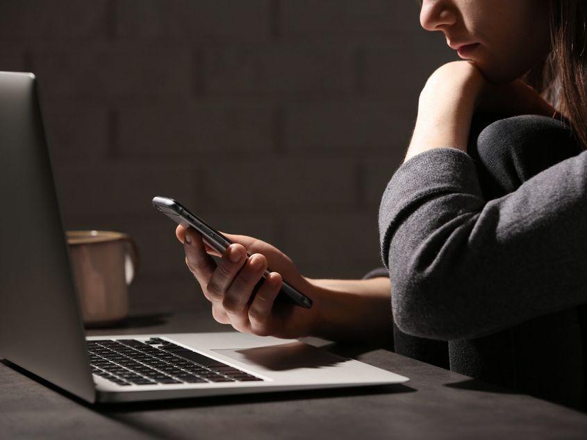 După ce a folosit datingul online mai bine de trei ani, Claudia a descoperit despre ea că o plictisește banalitatea, mai ales conversațiile cotidiene. foto: ID 153302626 | Online Dating © Chernetskaya | Dreamstime.com