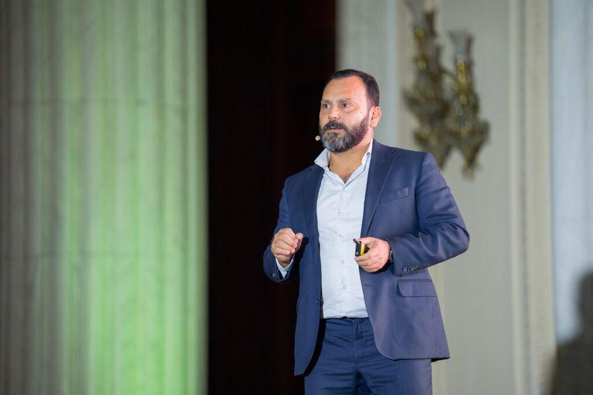 Esteban Arriaga Miranda, directorul general al Federației Europene a Băncilor pentru Alimente (FEBA), spune că băncile pentru alimente nu pot rezolva problema sărăciei și că responsabilitatea le revine guvernelor. El susține că dreptul la hrană ar trebui garantat prin lege în toate țările europene. FOTO: Mihnea Ratte