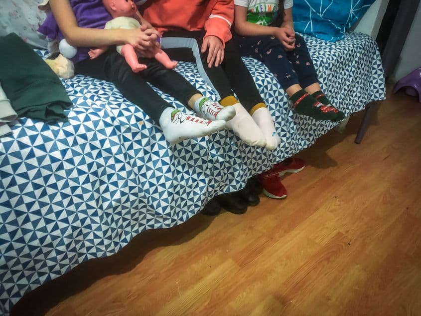 Fetele Svetlanei, în patul lor din căminul UCTB. Foto: Andreea SoareFoto: Andreea Soare