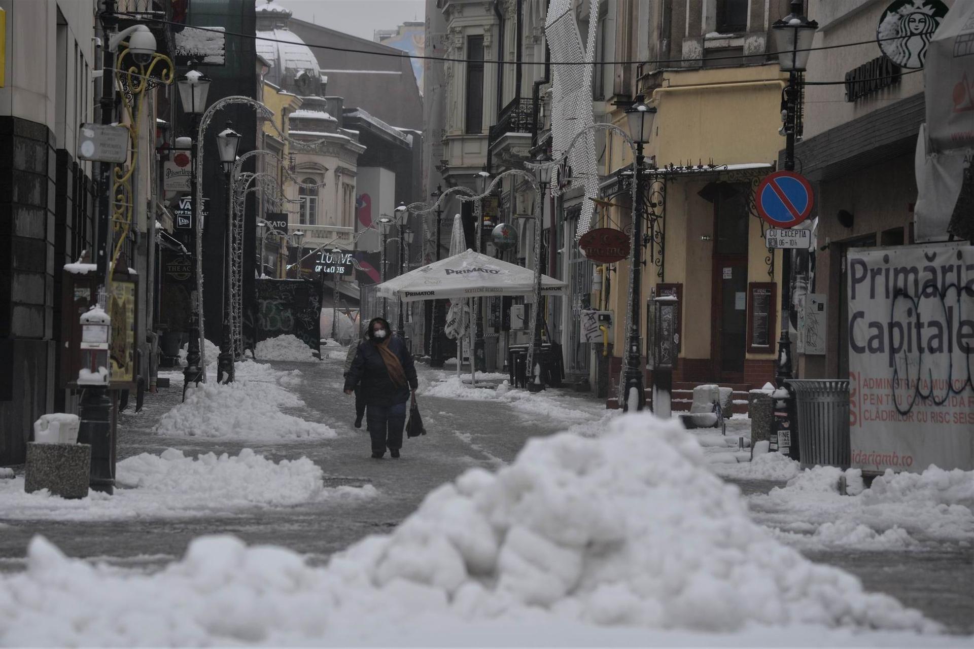 Strada Lipscani parțial curățată de zăpadă. Foto Lucian Muntean