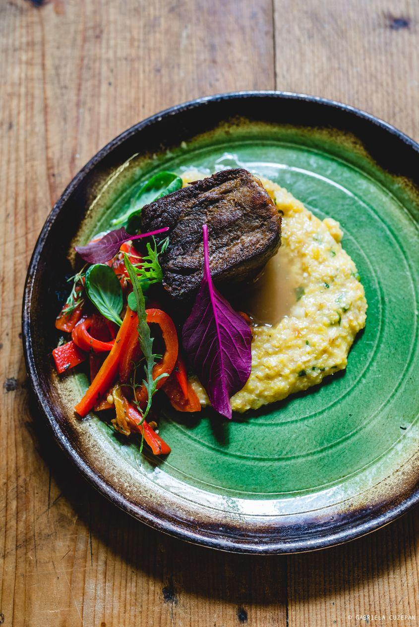 Limbă de vită cu sos de rabarbăr de la Syndicat Gourmet. Foto: Gabriela Cuzepan