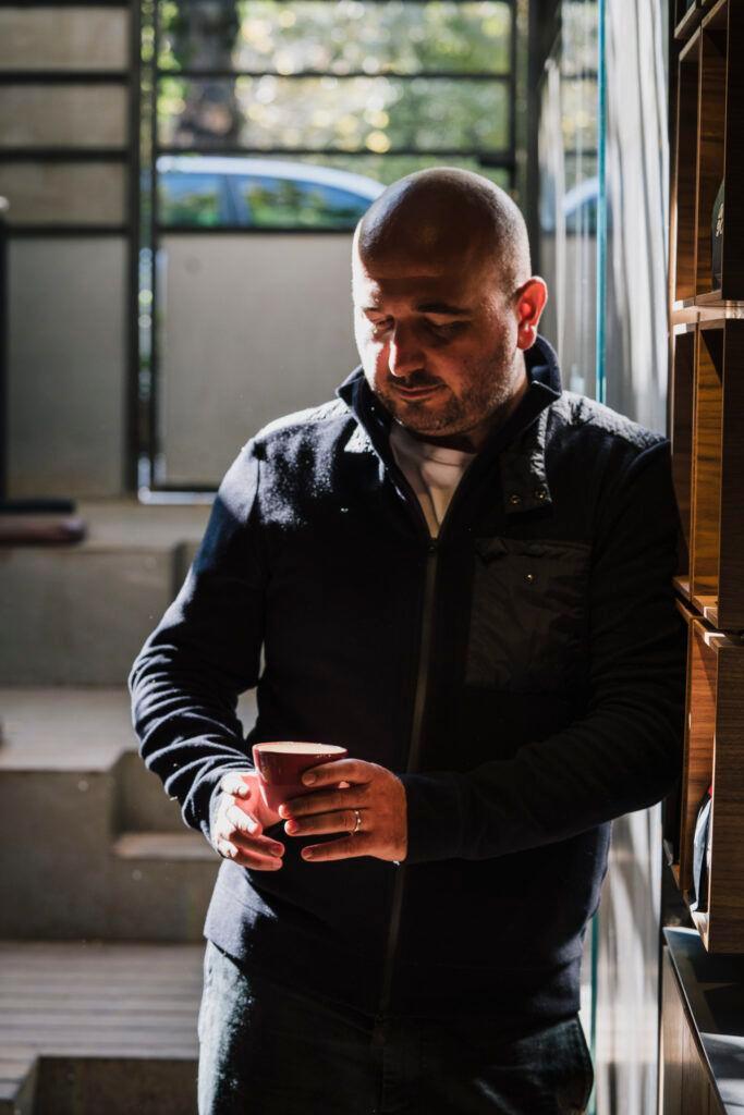 Mihai Panfil: „Dincolo de business, cafeaua a fost mereu un teritoriu care mi-a antrenat simțurile, disciplina și capacitatea de a fi prezent.” FOTO: COFFeEAST
