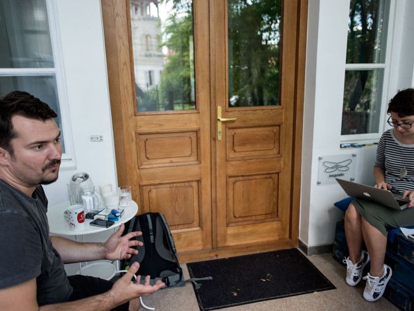 Adrian Docea și Elena Hurjui au un plan pentru britanicii care vor să se mute în Transilvania. Foto: Raul Ștef