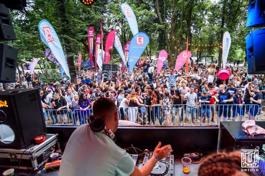 Scenă cu DJ în Parcul Central, la ediţia 2016 a Untold. Foto: Untold ©
