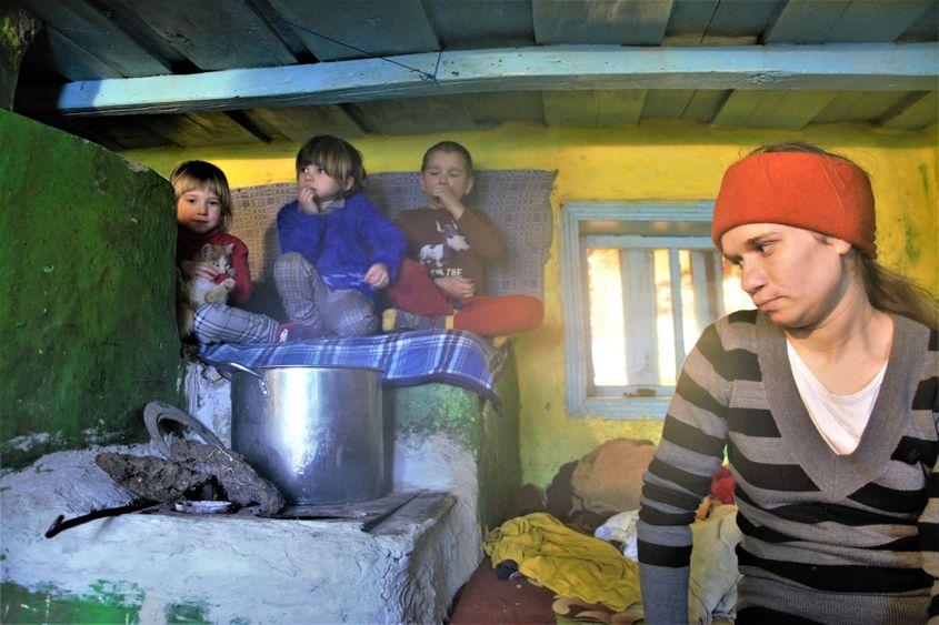 Familia lui Florin Ionesei trăiește în această cameră încălzită cu tizic. Foto: Viorel Ilișoi