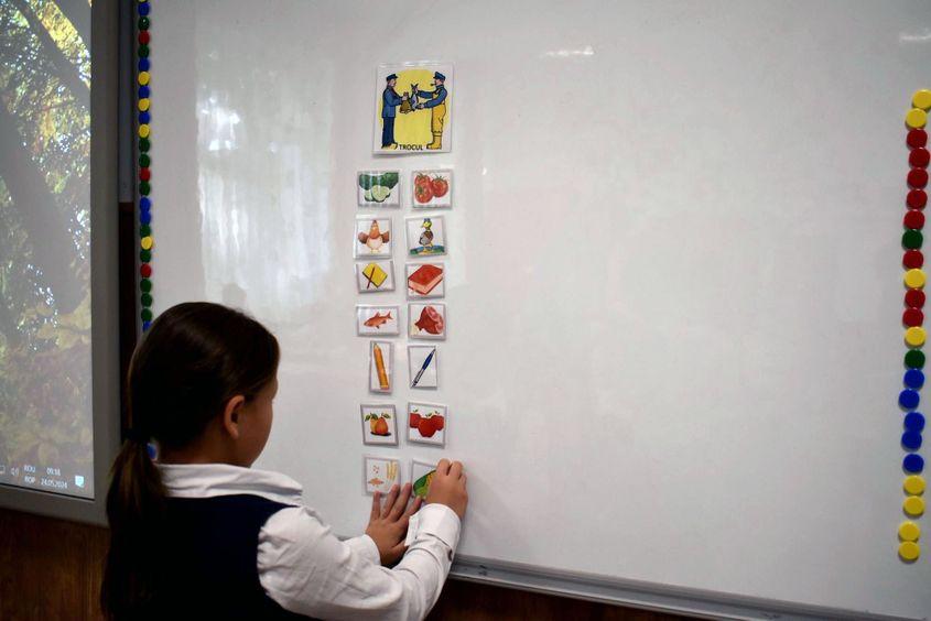 Indiferent de vârstă, copiii pot învăța să facă asocieri cu elemente din curicula lor zilnică. Foto: Lavinia Niță