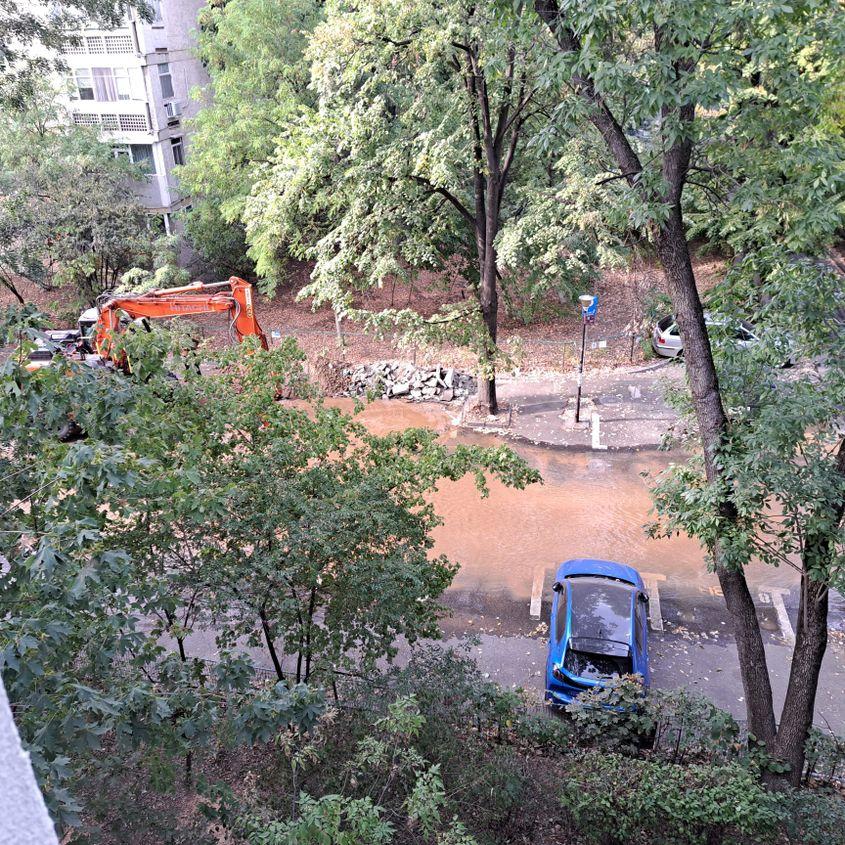 Muncitorii care montează pubelele îngropate au spart din greșeală țevi de apă și au inundat străzile. Sursă foto: D.D.