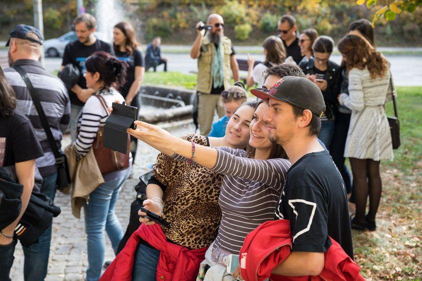 Dacă vedeți grupuri de tineri care explorează orașul cu telefonul în mână, probabil folosesc Questo.