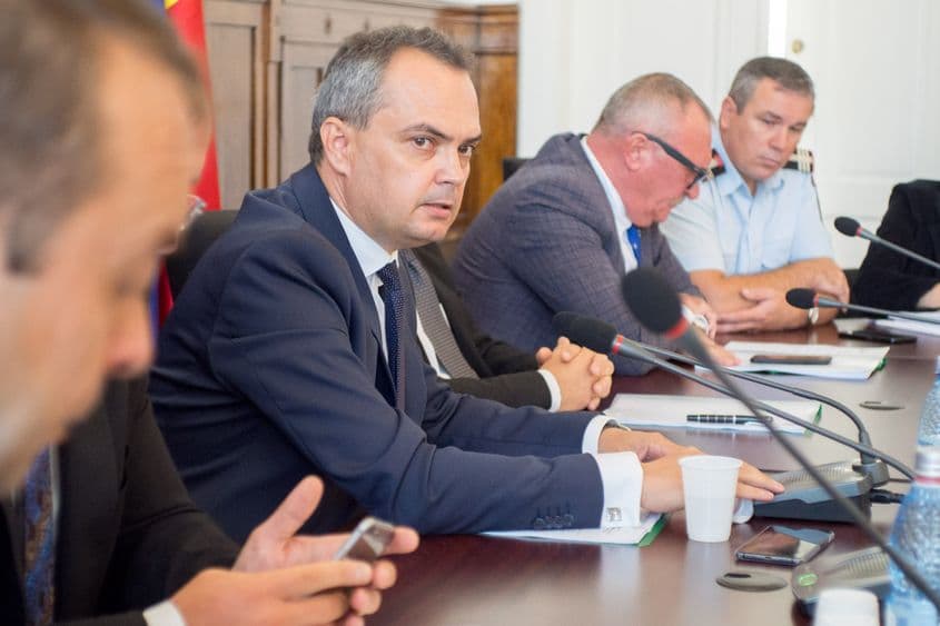 Prefectul Aurel Cherecheș și vicepreședintele CJ Cluj Marius Mânzat (cel cu ochelari). Foto: Raul Ștef.