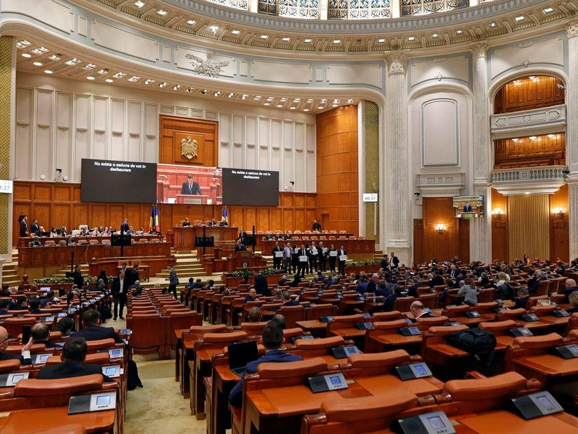 Ședința plenului reunit al Camerei Deputaților și Senatului pentru dezbaterea și votul cu privire la propunerea Consiliului Suprem de Apărare a Țării (CSAT) privind amplasarea în România de avioane americane de realimentare și tehnică militară suplimentară Foto: Inquam Photos / Mălina Norocea