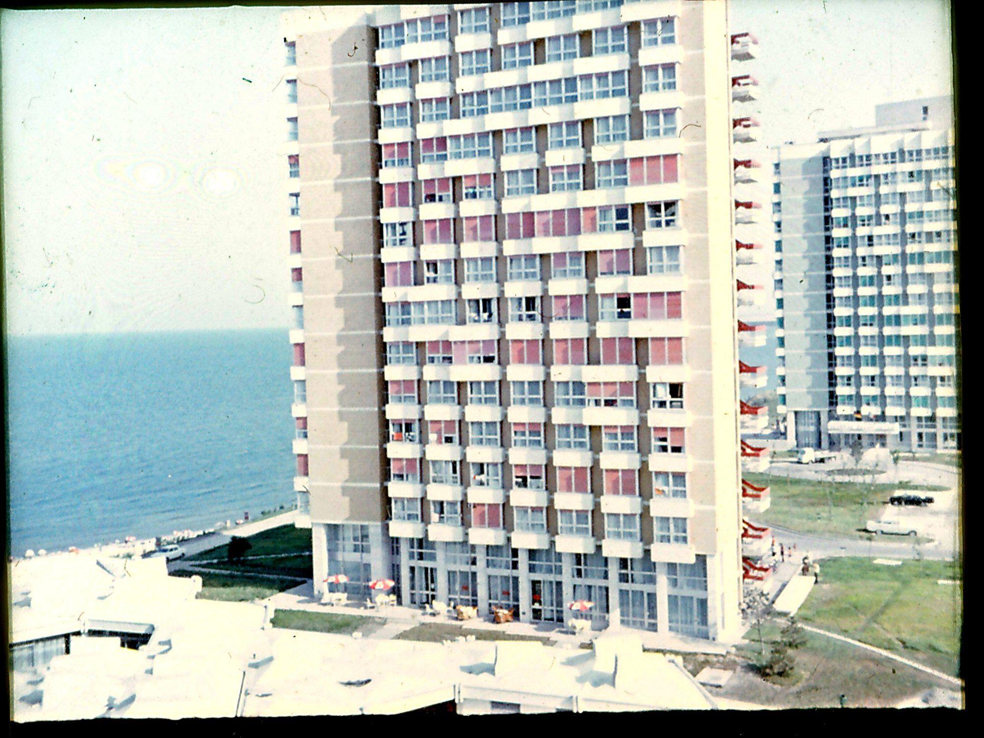 În spațiile verzi de lângă aceste hoteluri acum sunt „vile”, în fond niște cazemate de beton construite fără nicio noimă arhitecturală, iar fațadele au fost transformate în mod haotic. Foto: Nicolae Mihălțianu, arhiva personală