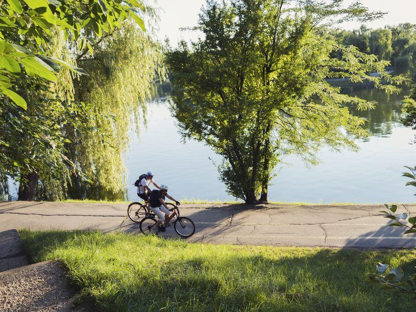Bicicliști în Parcul Tineretului. Foto: ID 58370752 © 
Dianabahrin | Dreamstime.com