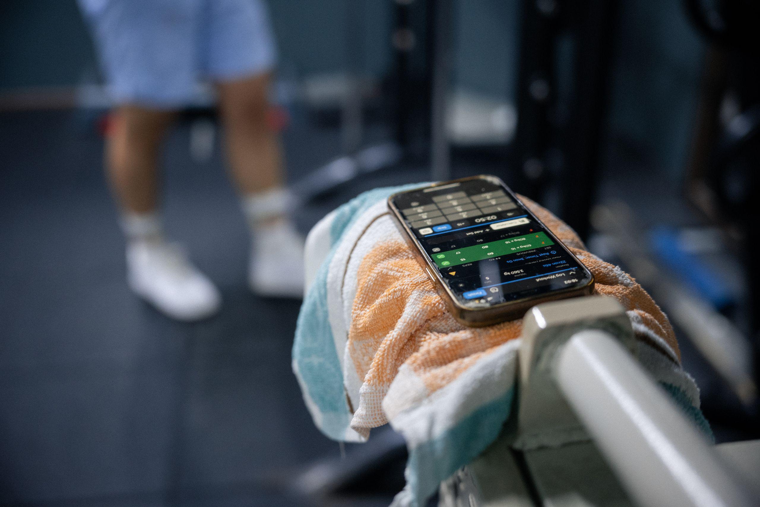 Foto: Daria Gizdavu. M folosește o aplicație dedicată ca să urmărească seturilea și greutatea ridicată.