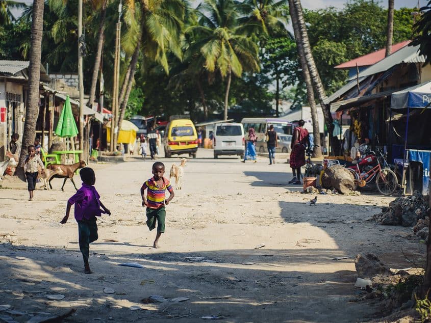 Zanzibarul e o distopie: resorturi pe plajă, viață reală în spate. Foto: Ioana Epure