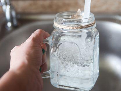 Apă cu TVA și rușine: cât costă să-ți fie sete într-un restaurant din România?