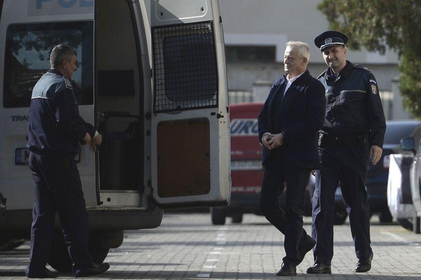 Fostul primar al Capitalei, Sorin Oprescu, pleacă de la DNA după ce a fost audiat de procurorii DNA, luni, 26 octombrie 2015, București. Foto: Octav Ganea / Inquam Photos