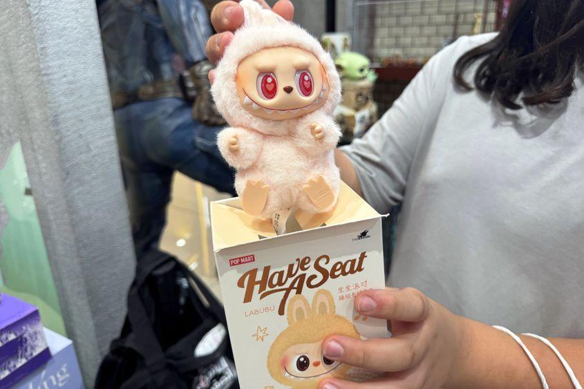 Succesul jucării Labubu se bazează și pe surpriză, de vreme ce nimeni nu știe ce model achiziționează, cutiile fiind generice. Abia ulterior, după cumpărare, află ce „model” au cumpărat FOTO: © Katerina Elagina | Dreamstime.com