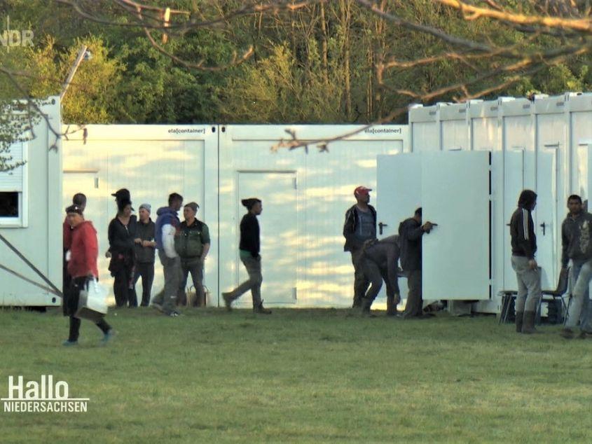 Muncitori români se cazează în casele- container Sursa: captura televiziunea germană NDR