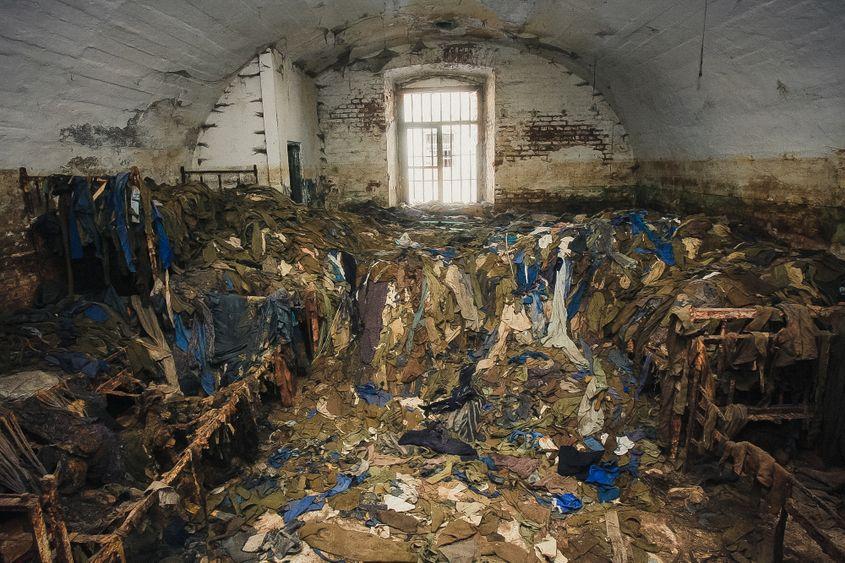 În celulele Fortului 13 Jilava au rămas urmele chinurilor prin care au trecut deținuții politici.